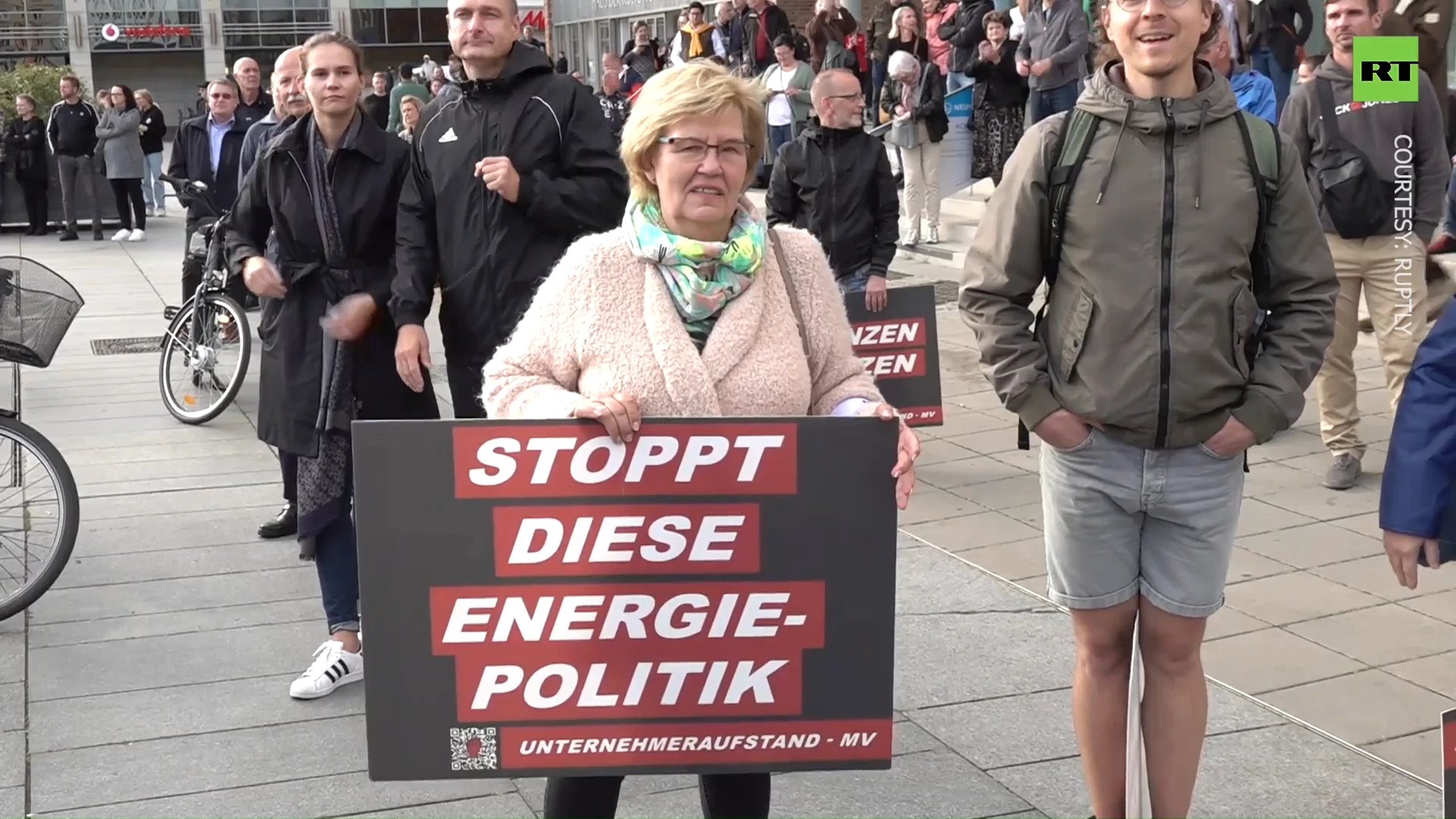 Protesters rally against growing electricity prices & arms deliveries to Ukraine