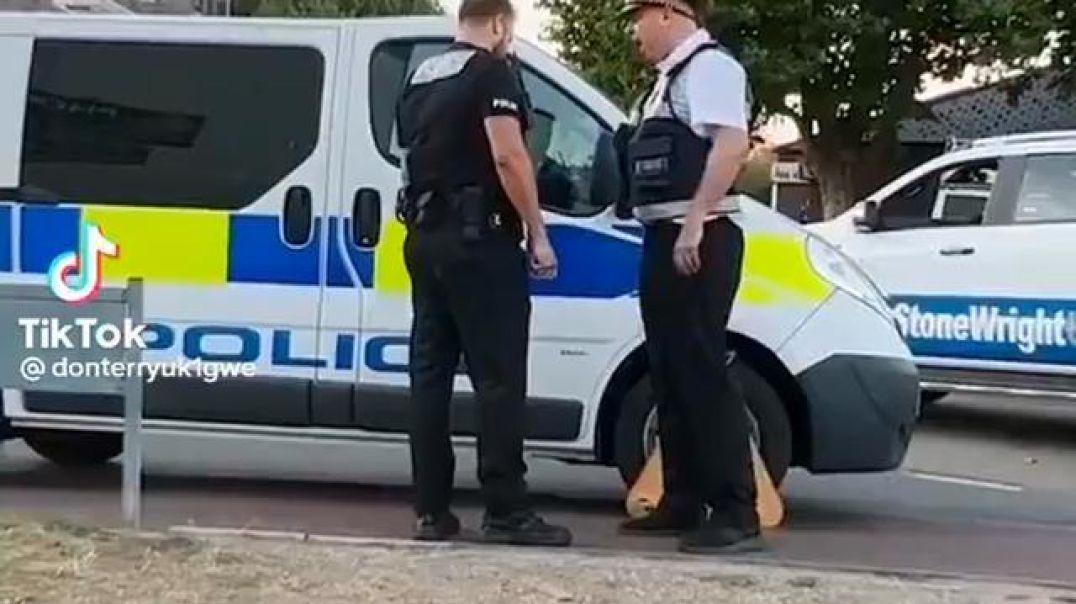 UK: Police car gets clamped for wrong parking, the cops ain't too happy! lolz ? ?