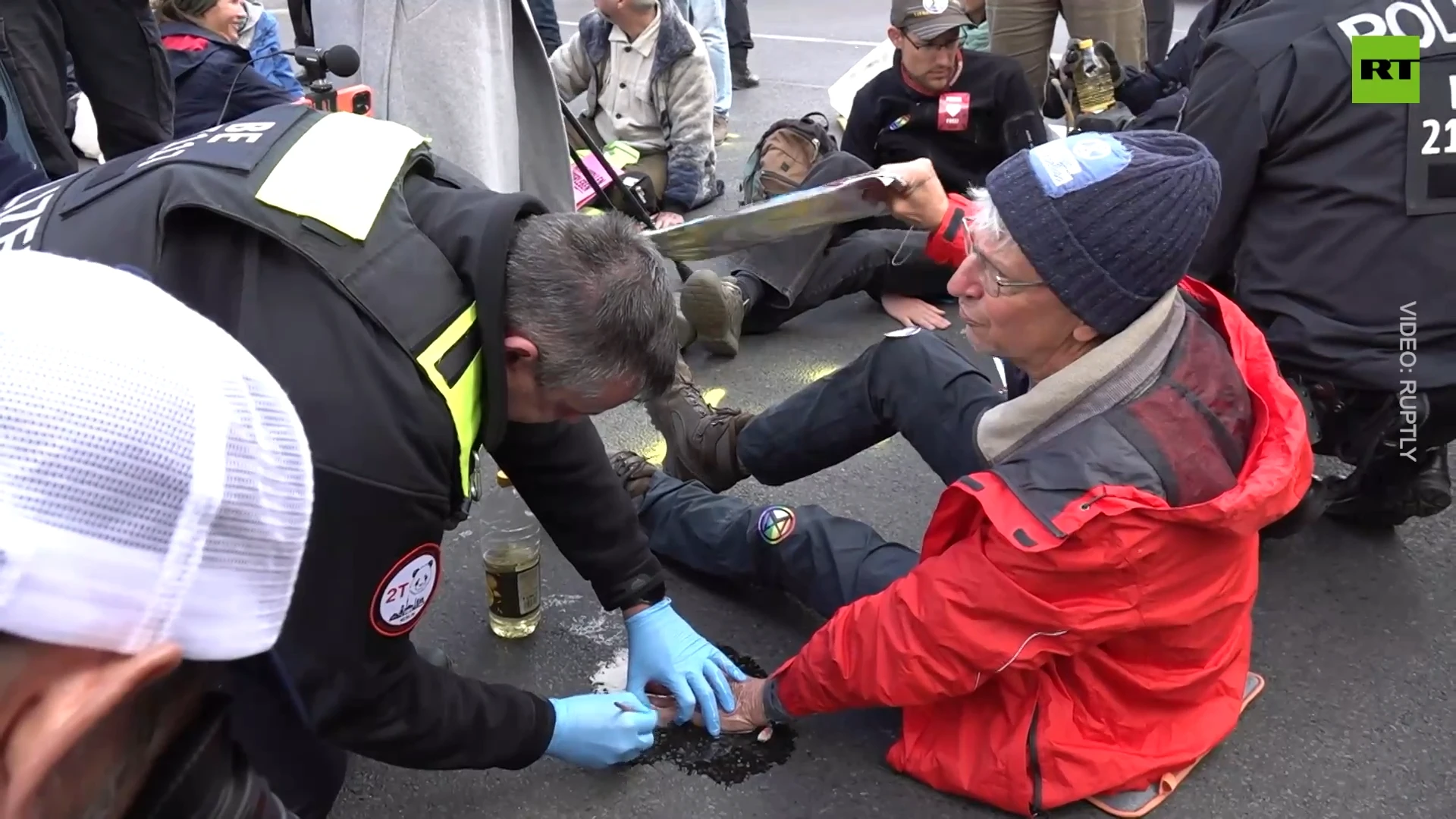 XR activists glue themselves to Berlin roads