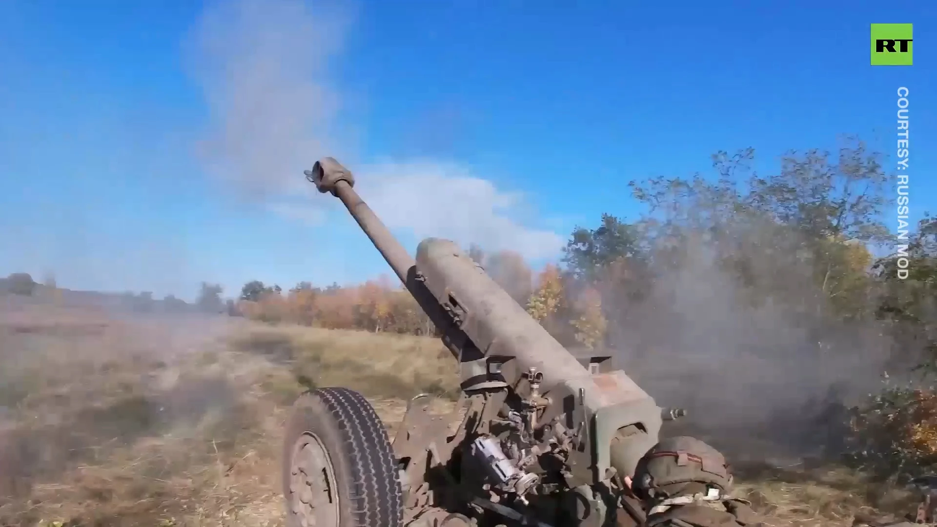 Russian forces rain artillery fire down on Ukrainian tanks