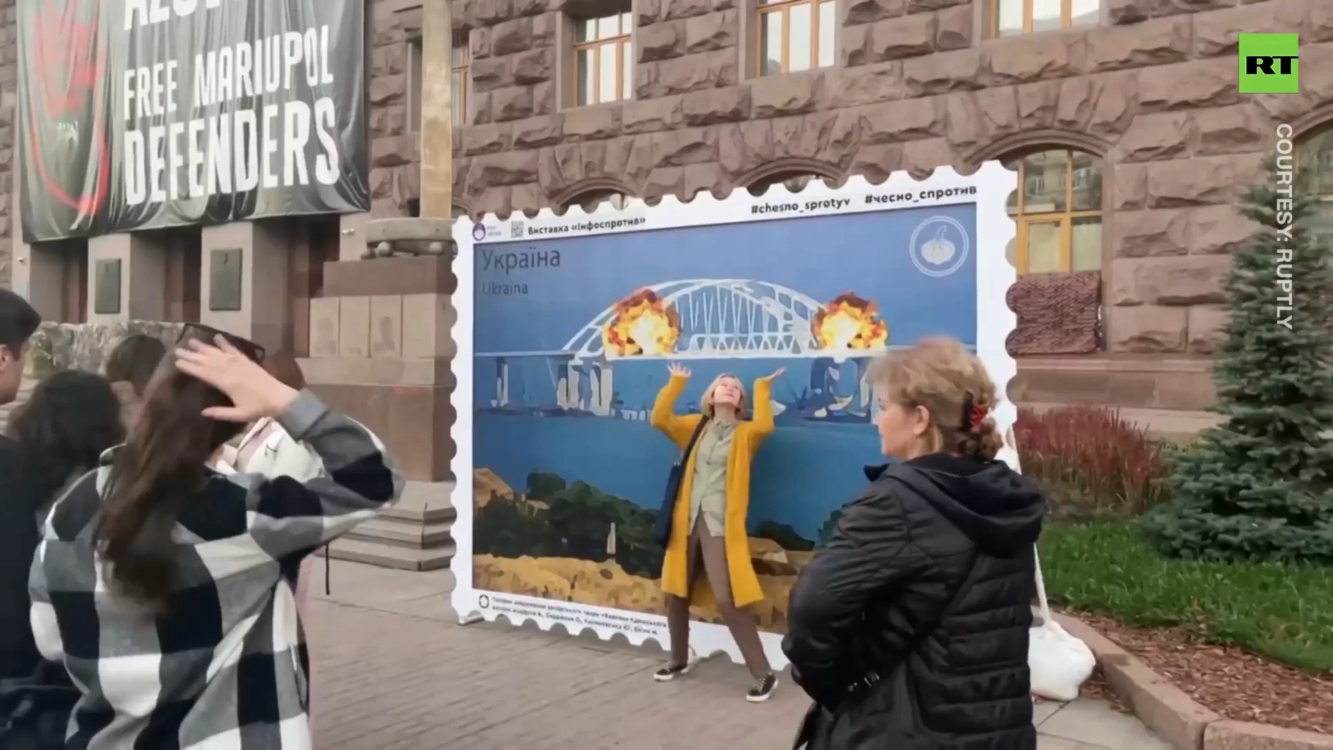 Kiev locals 'commemorate' Crimean Bridge blast with photozone