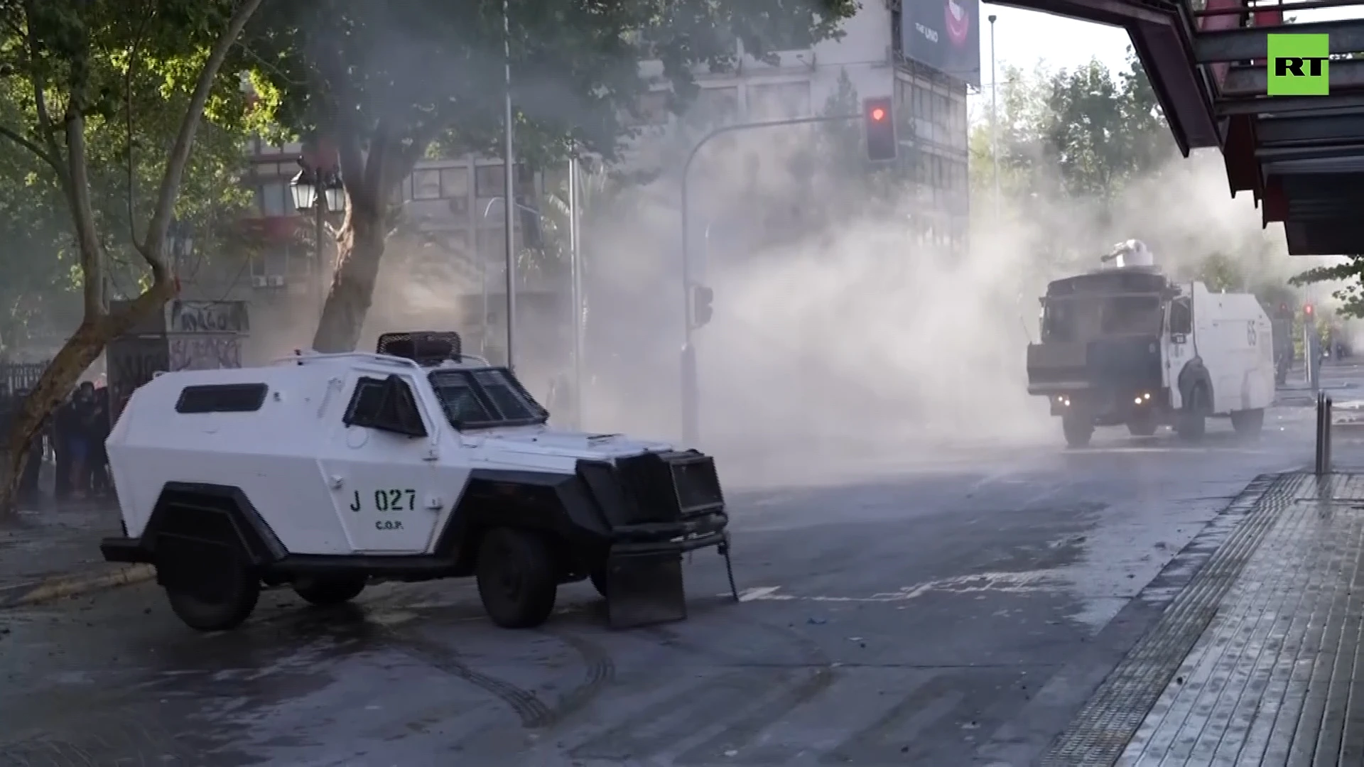 Tear gas & water cannons: Protesters clash with police in Santiago