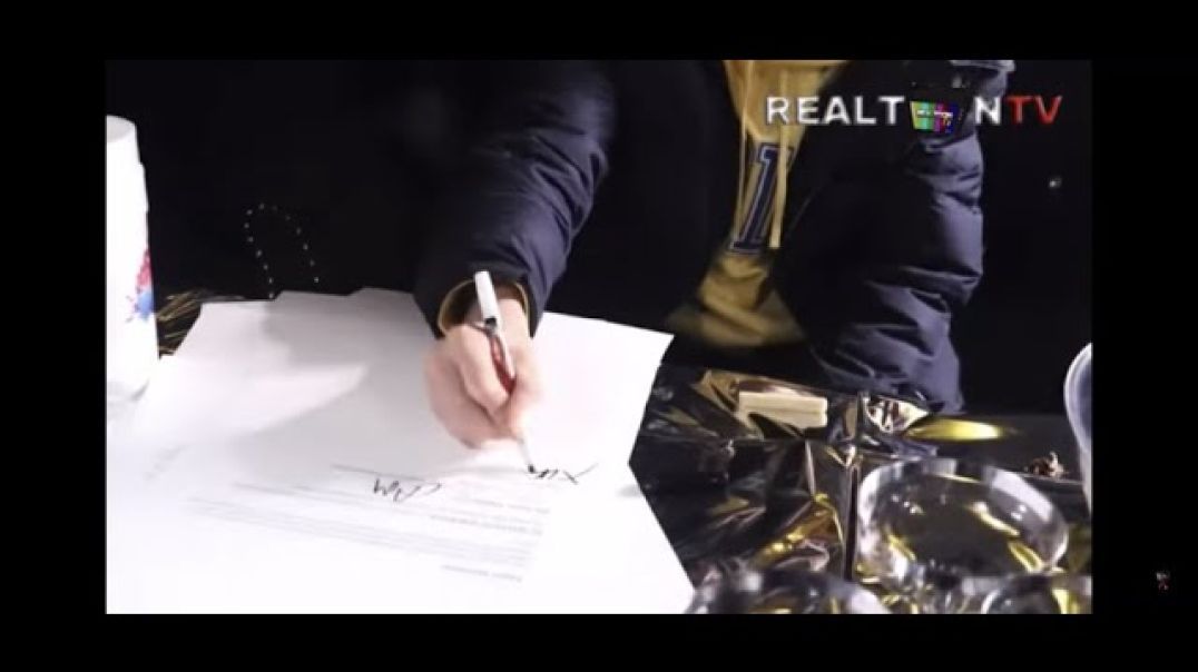 Rapper Signs Contract In BL00D!