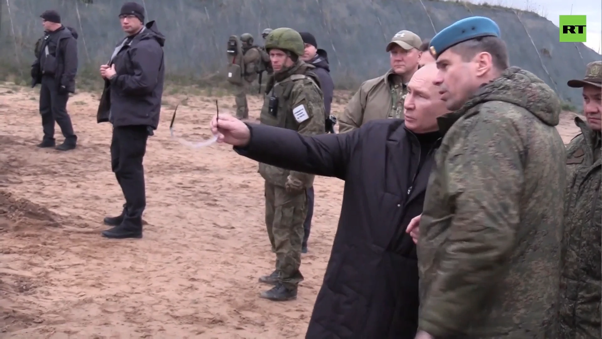 Putin fires rifle while inspecting training of mobilized recruits