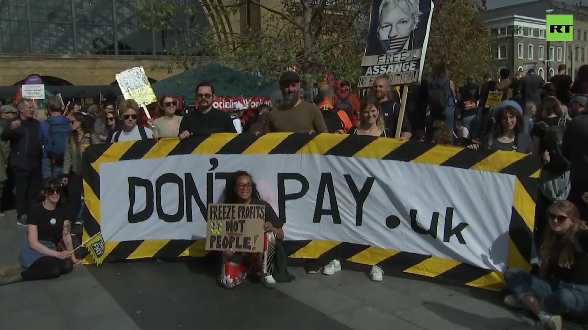 ‘Don’t pay energy bills’: Londoners strike against soaring prices