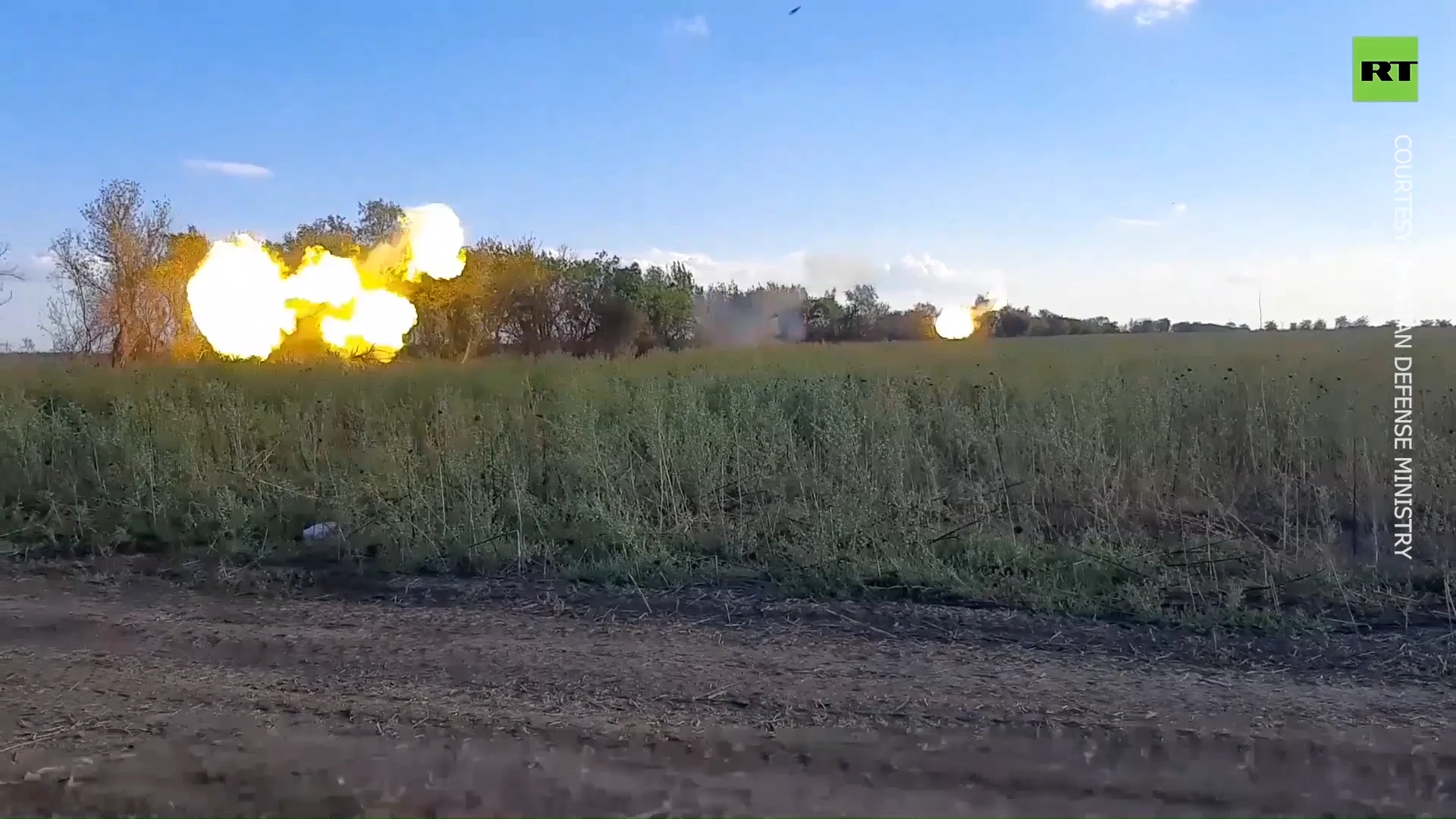 Russian self-propelled howitzer strikes Ukrainian army positions