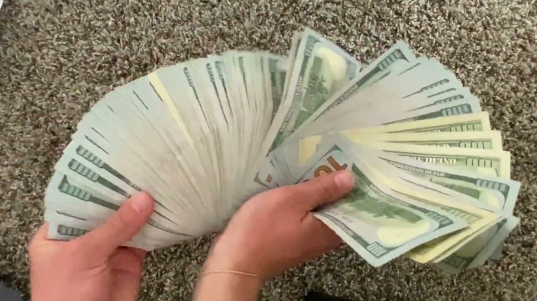 Counting out $10,000 in Cash 2022 Cash Money Motivation