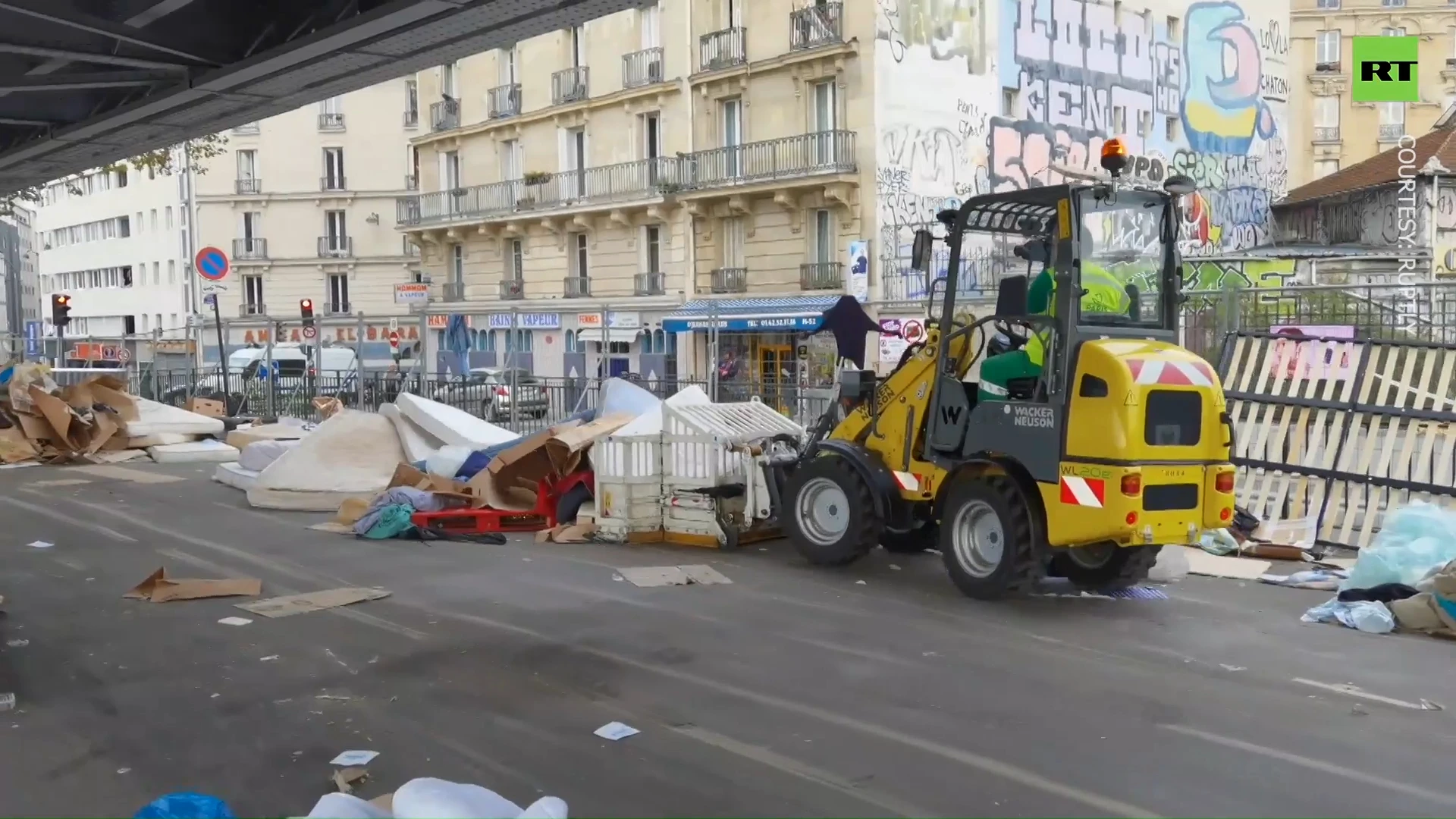 Migrants removed from camp near metro station in Paris