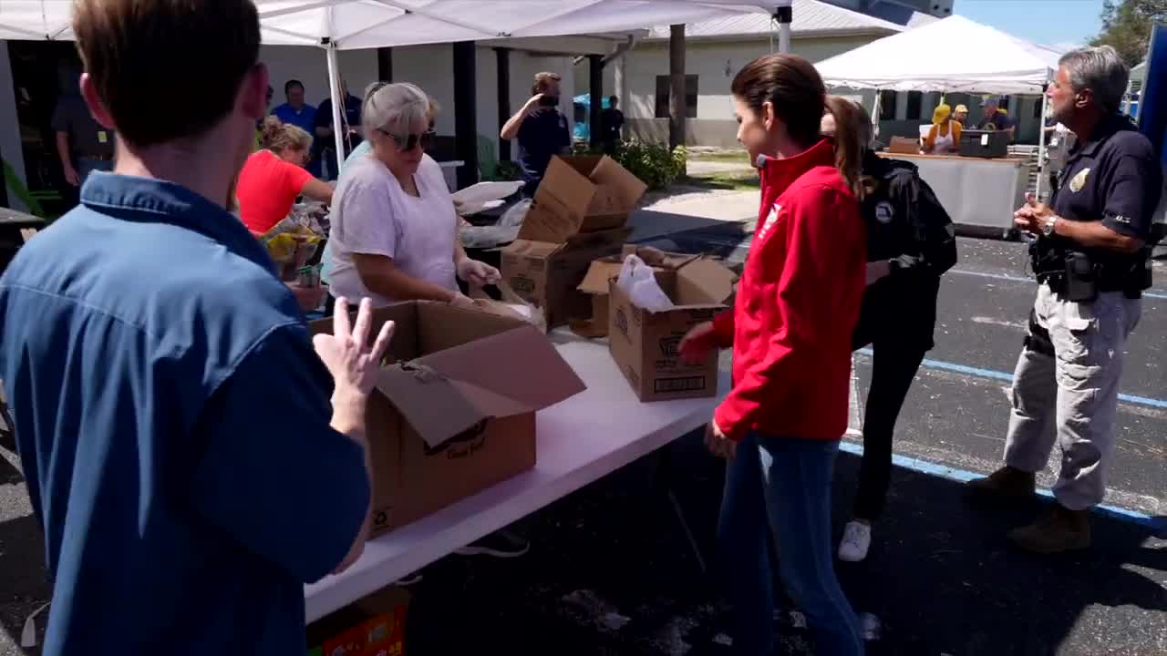 First Lady Casey DeSantis Delivers Meals at Murdock Baptist Church