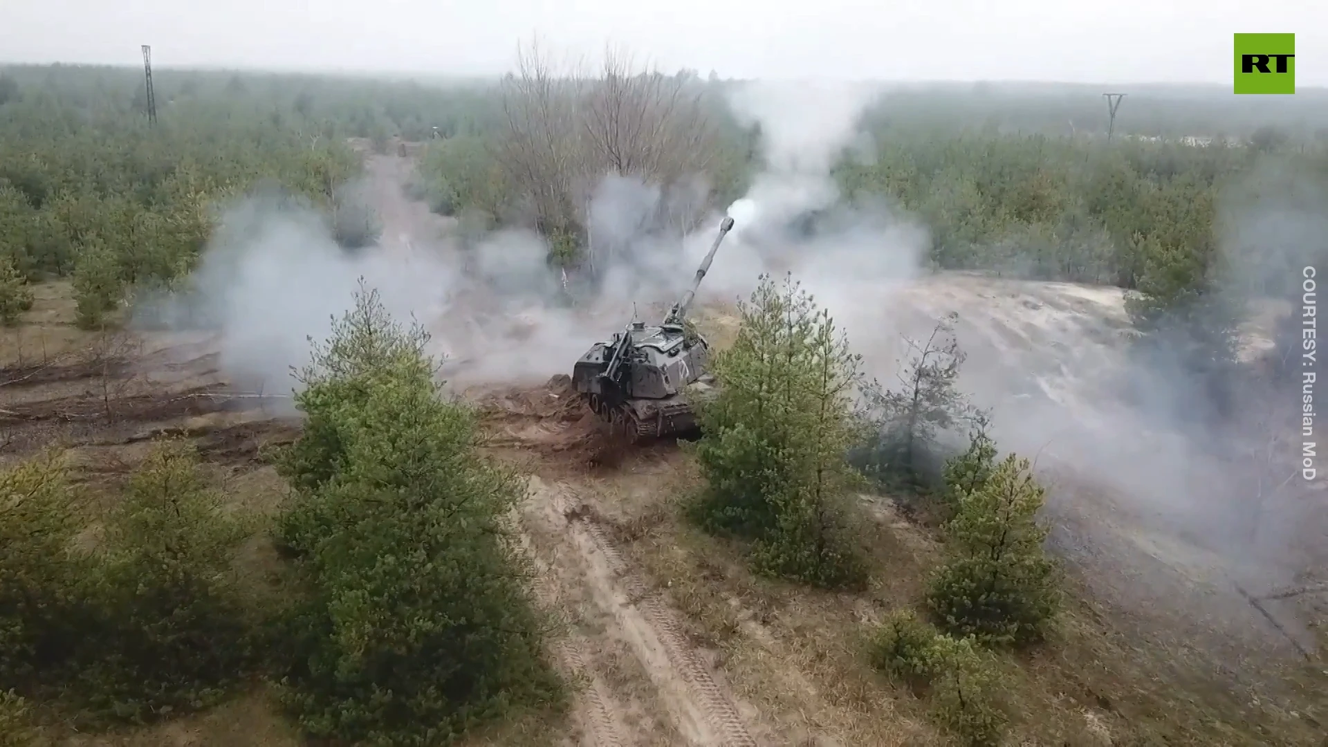 Russian Msta-S howitzers operate in battle zone