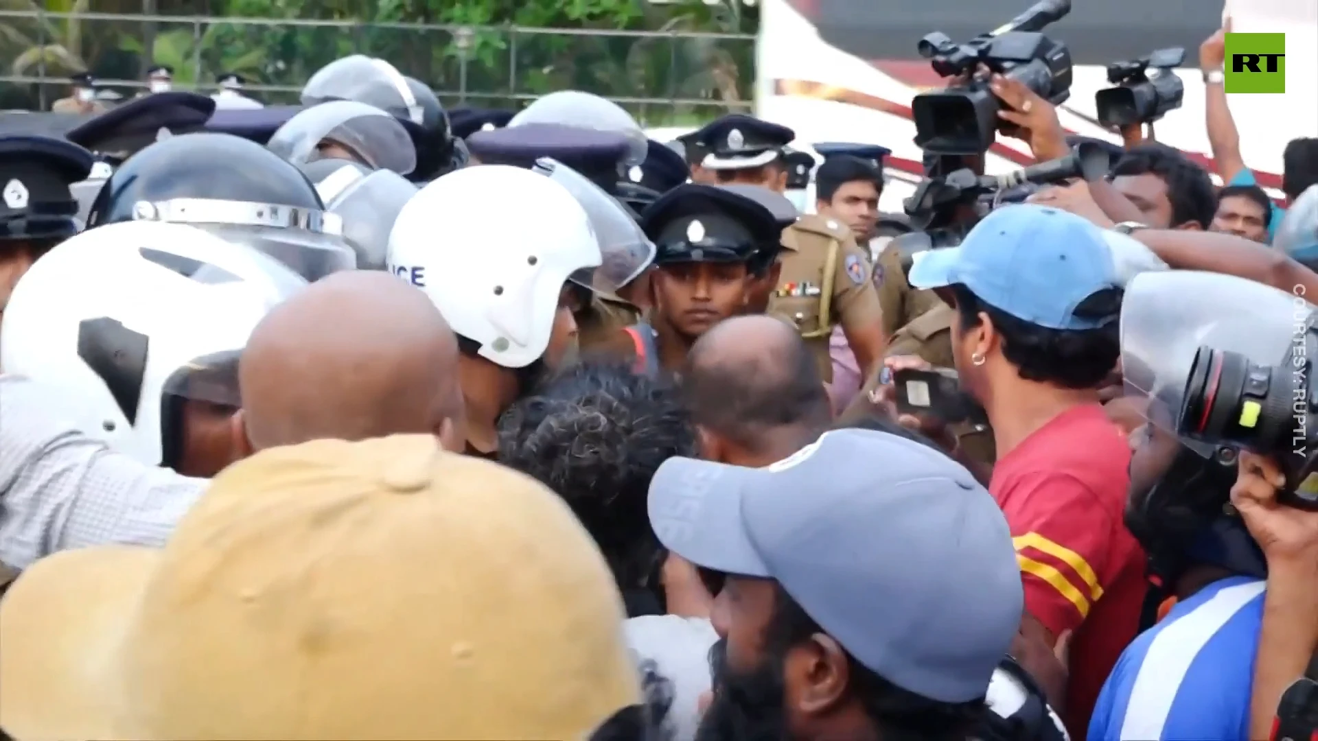 Protesters clash with Sri Lankan police at anti-govt demo