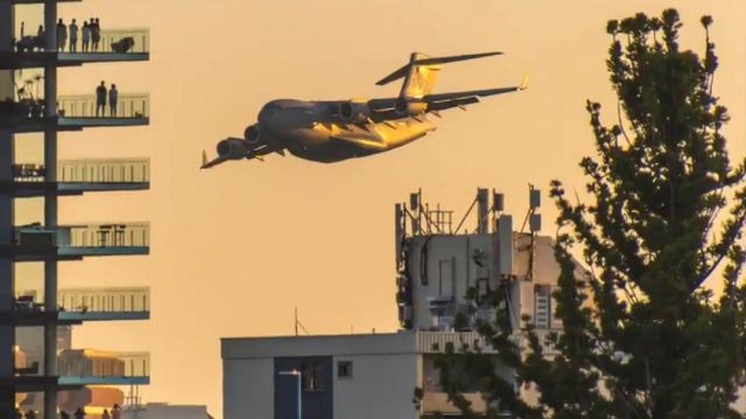 RAAF C17 Globe Master - Flys along the Brisbane River