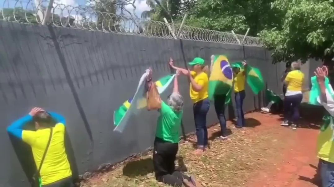 Bolsonarismo é a nova RELIGIÃO - Gado inaugura muro das lamentações em quartel