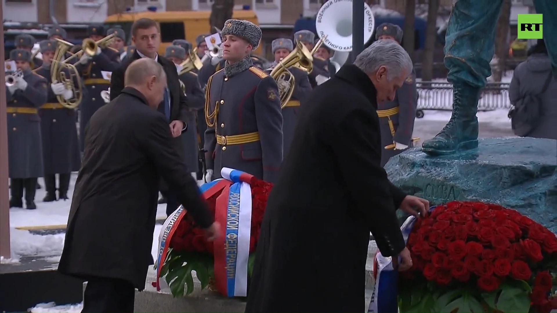 Putin & Cuban president unveil monument to Fidel Castro in Moscow