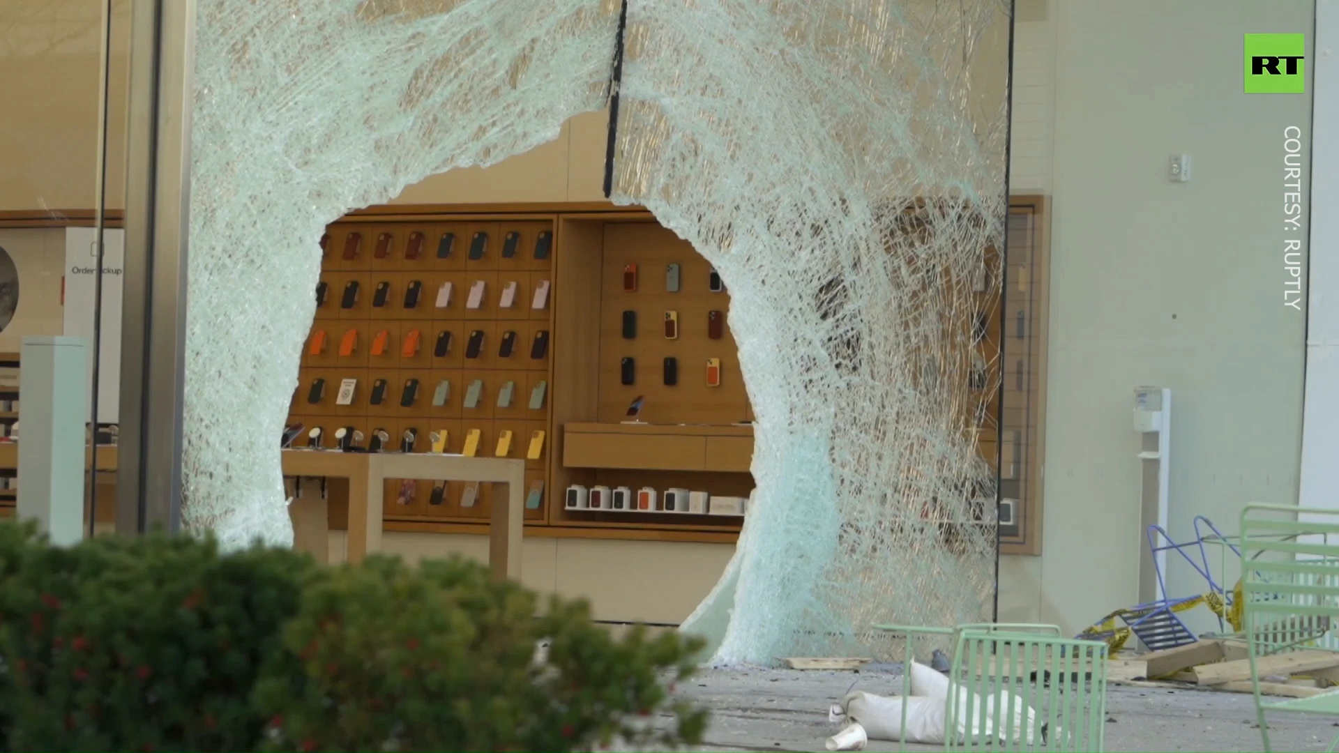 SUV ploughs into Apple store in Massachusetts