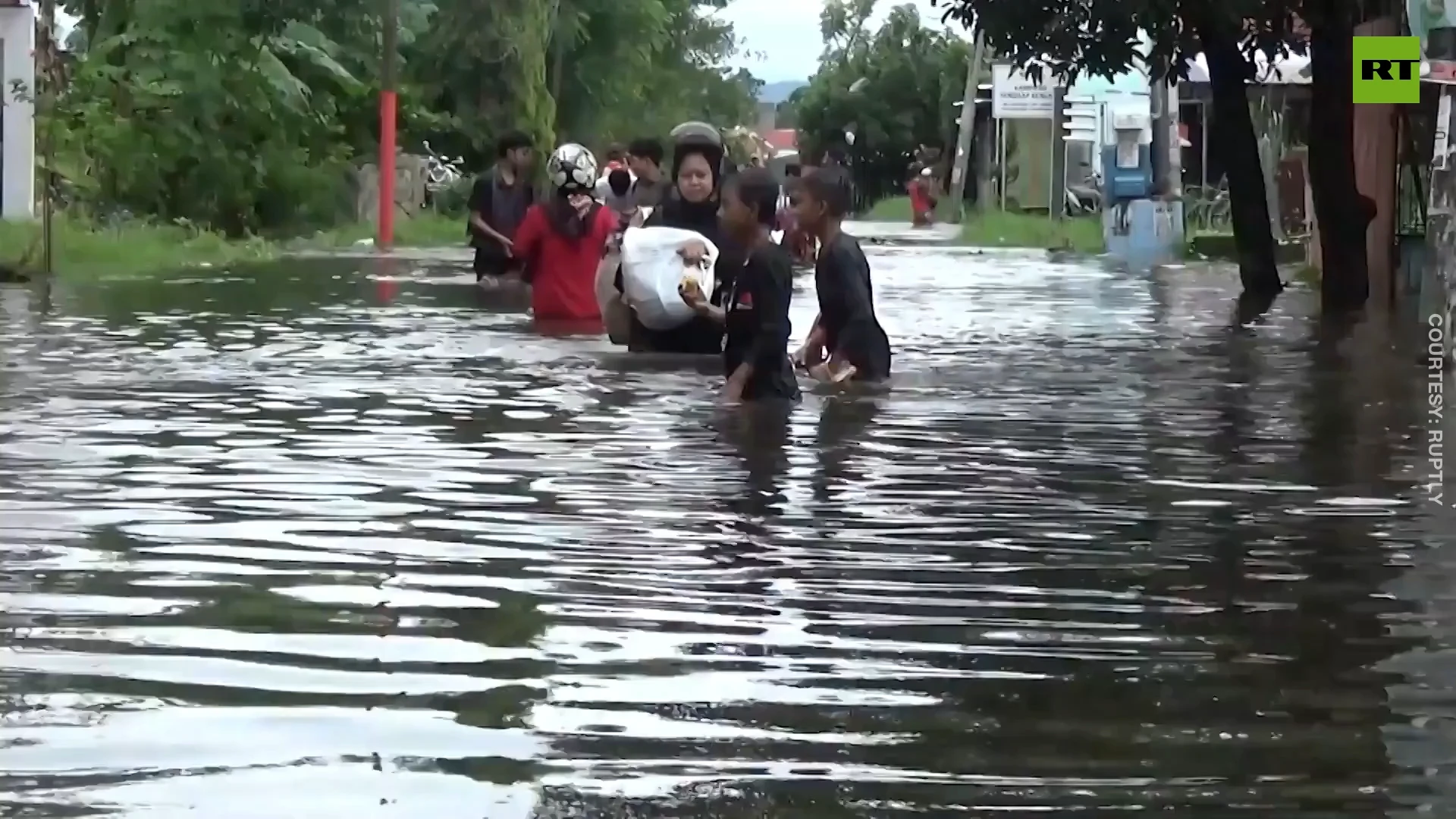 Hundreds displaced as flooding situation in Indonesia worsens