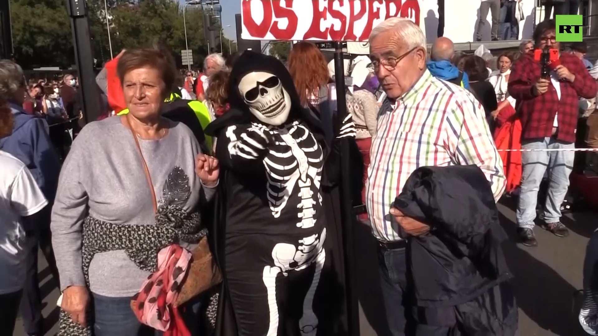 Thousands rally in support of public health care in Madrid