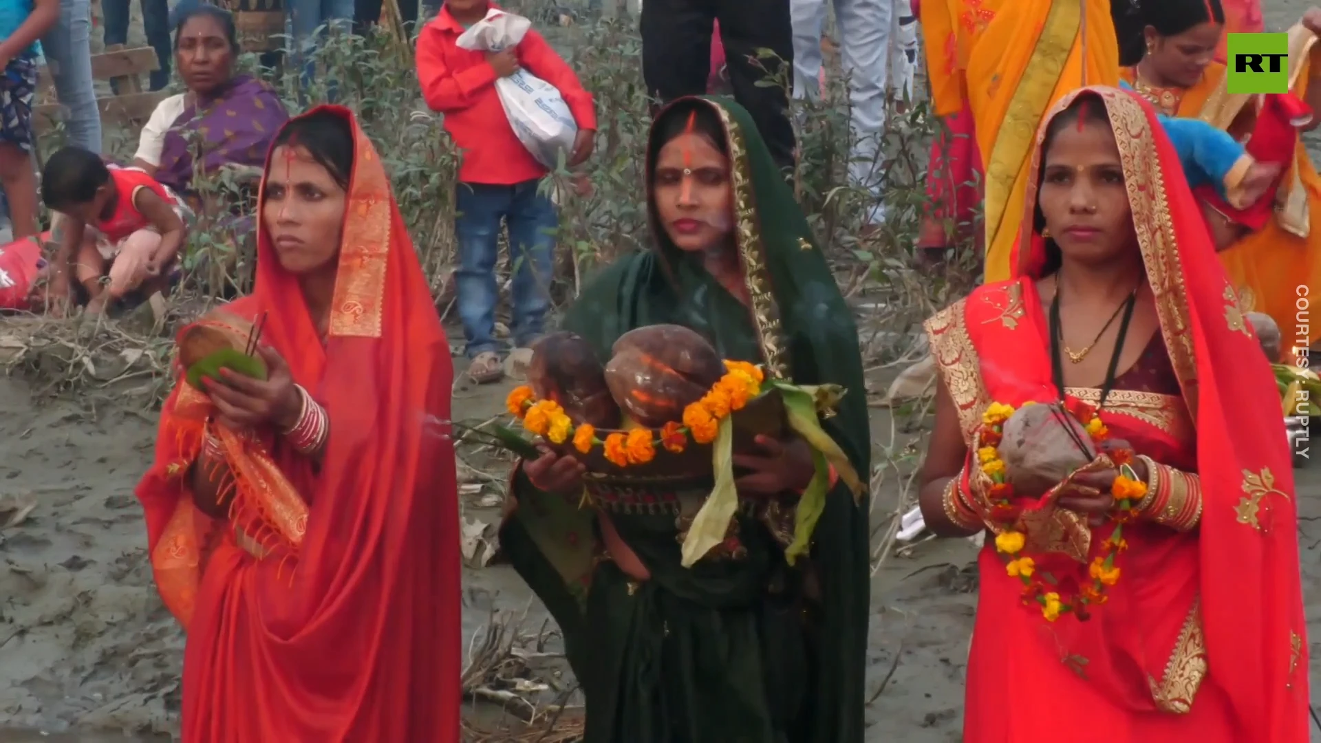 Thousands celebrate Chhath Puja in New Delhi