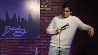 Black karen call's the comedian racist cries and gets thrown out / it's a good one promise...lol