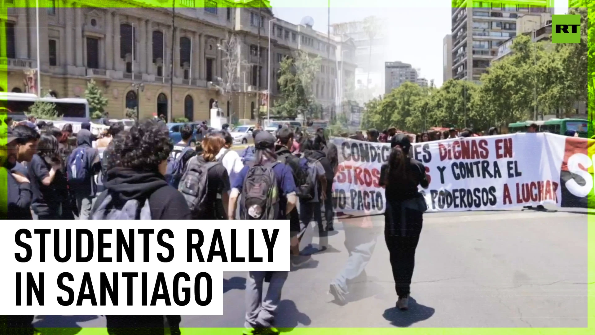 Students in Santiago scuffle with police during protest