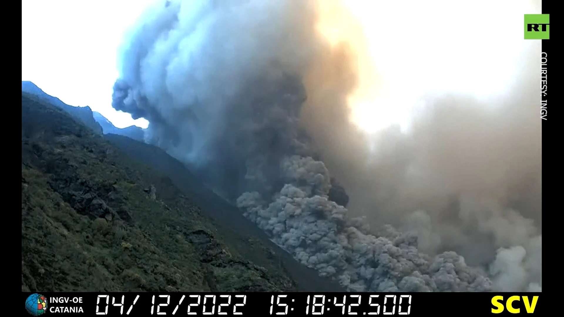 Violent eruption triggers sirens on Italian island