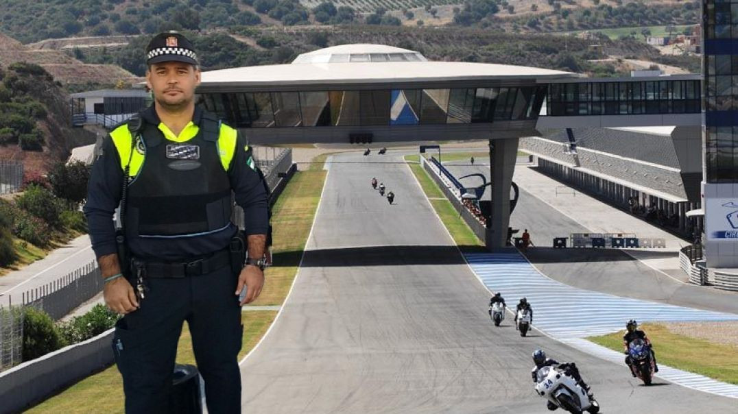 Andalucía friendly police officer.