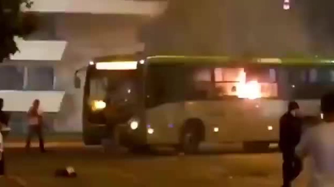 Bolsonaristas imitam traficantes e incendeiam ônibus no DF