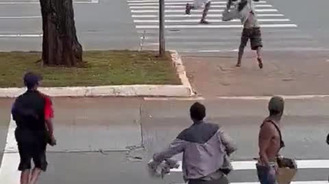 Anjos sem asas cercando carro da Guarda Municipal no Centro de SP