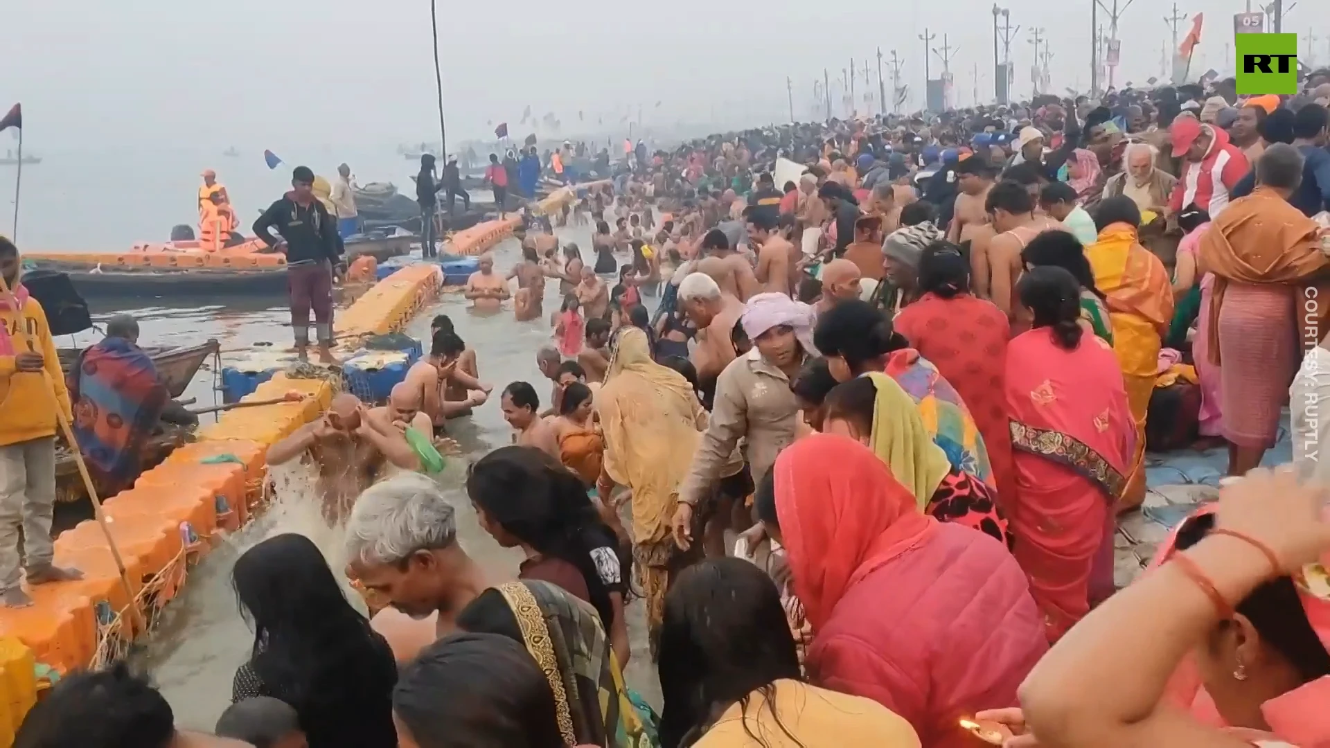 Mauni Amavasya | Thousands of Hindu worshippers take spiritual swim in Ganges River