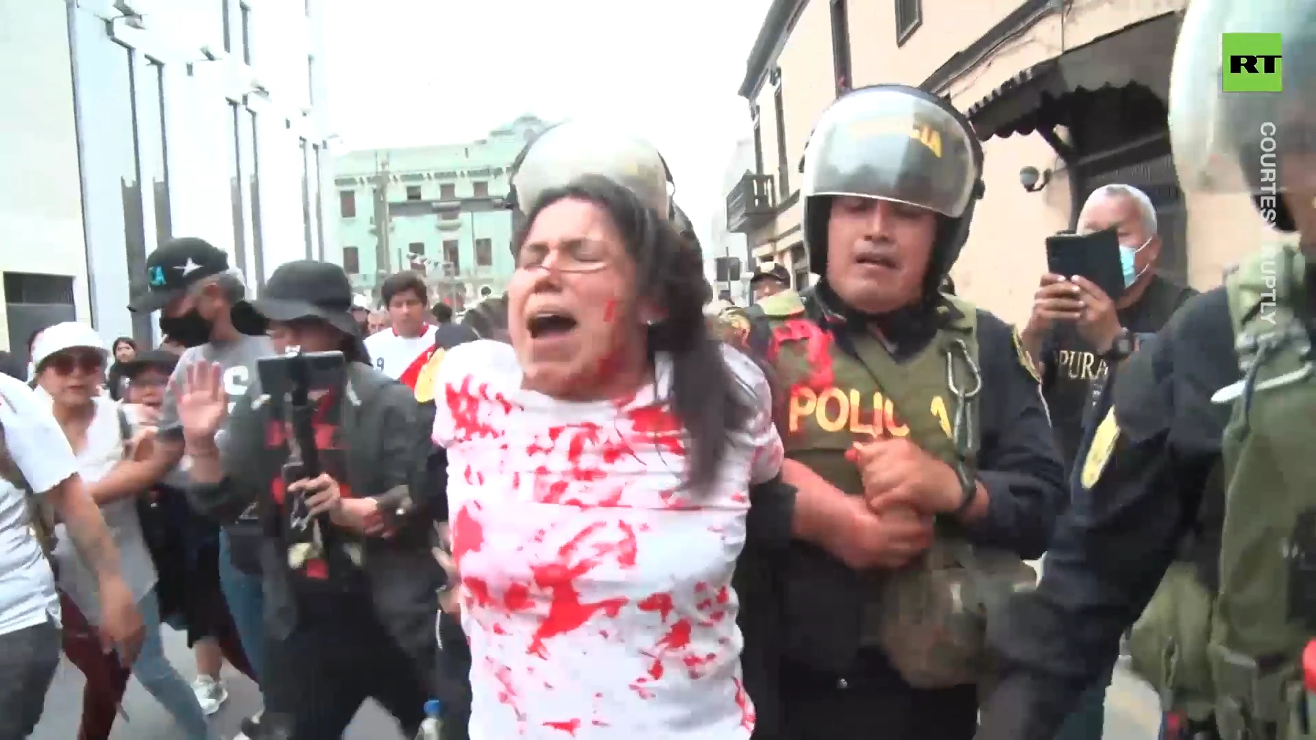 Arrests during massive march for peace in Peru