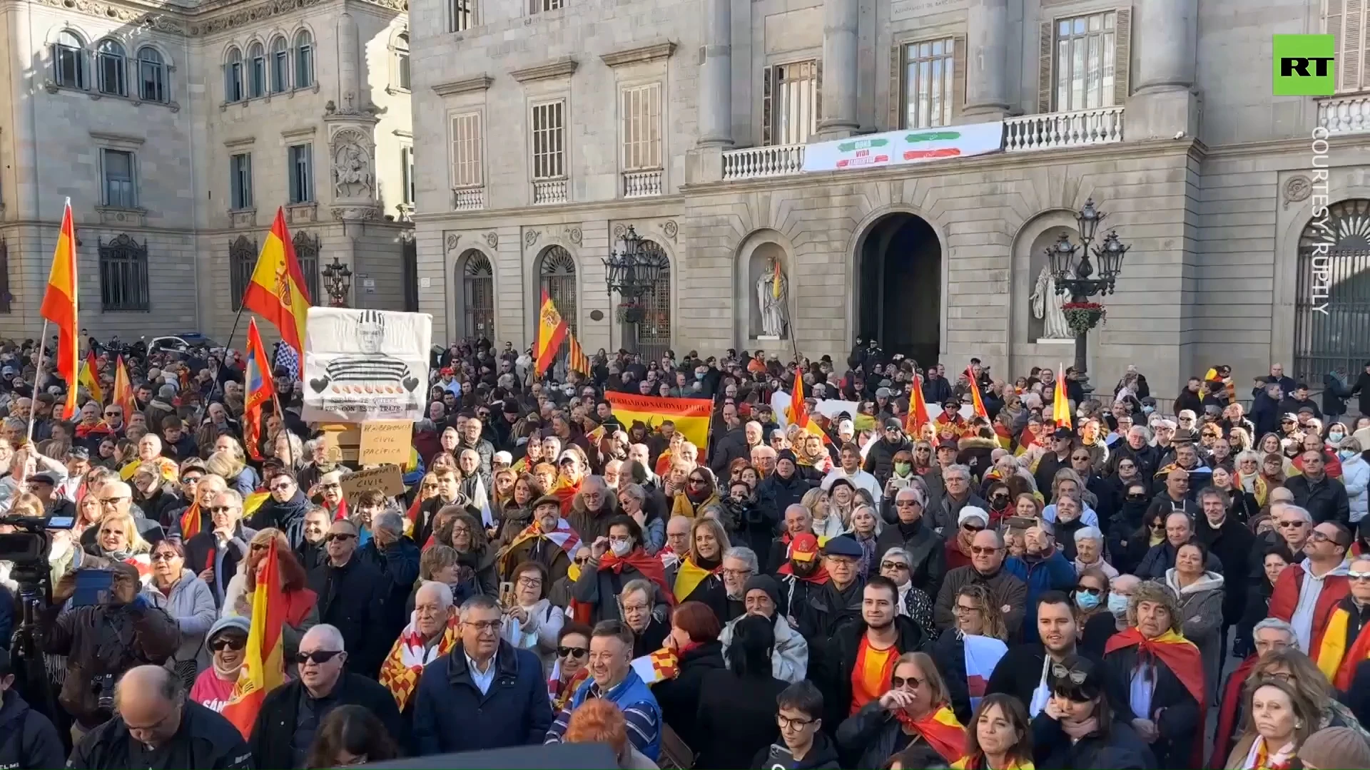 Anti-independence protesters rally against Sanchez’s govt in Barcelona