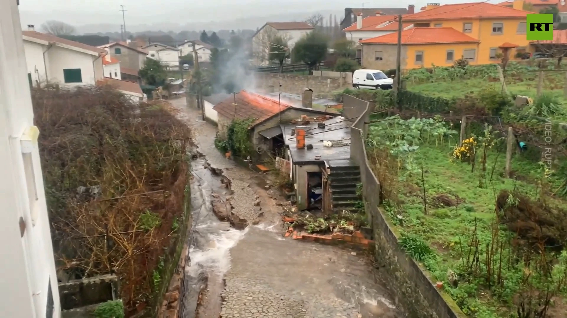 Cars washed away as floods hit northwest Portugal