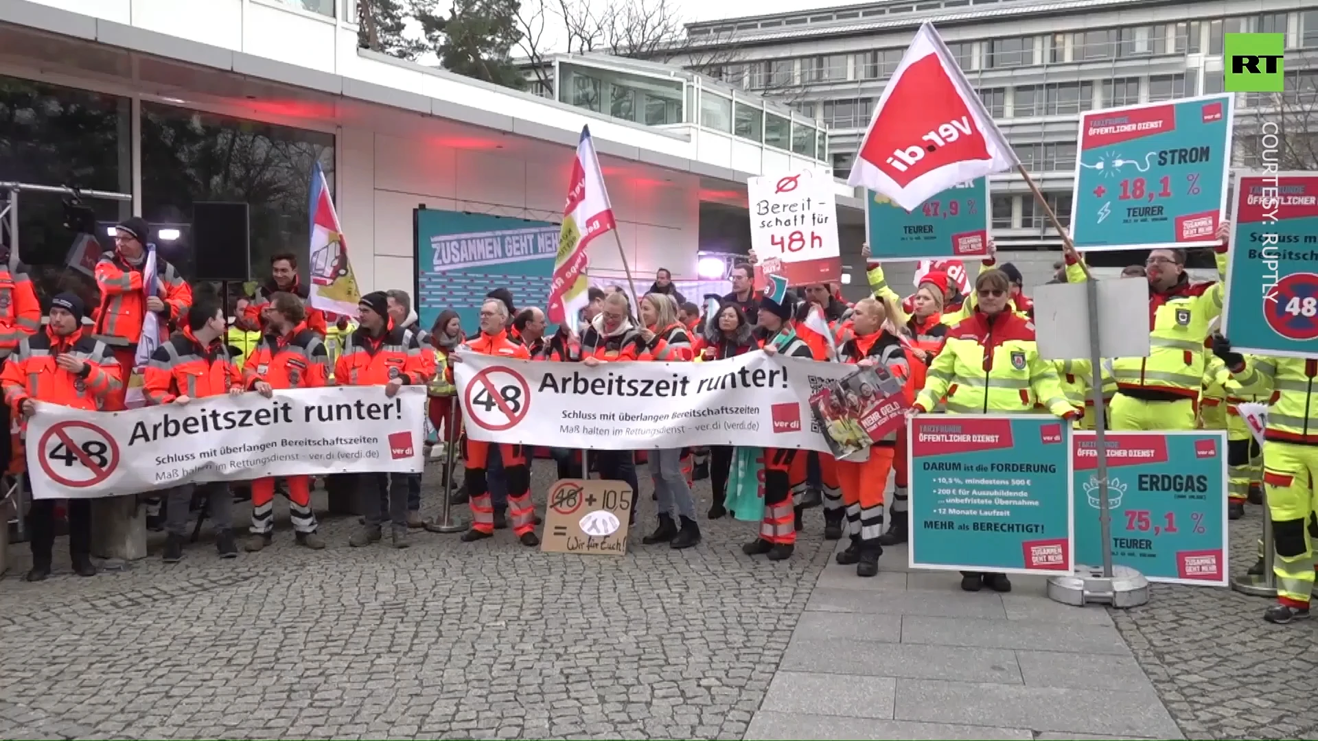 Public sector workers rally for better pay in Germany