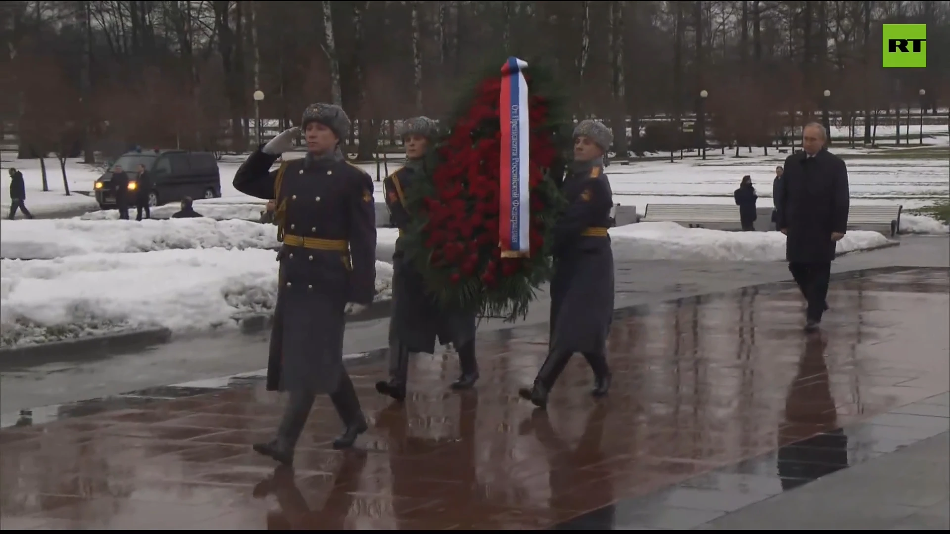 Putin lays flowers at Motherland monument