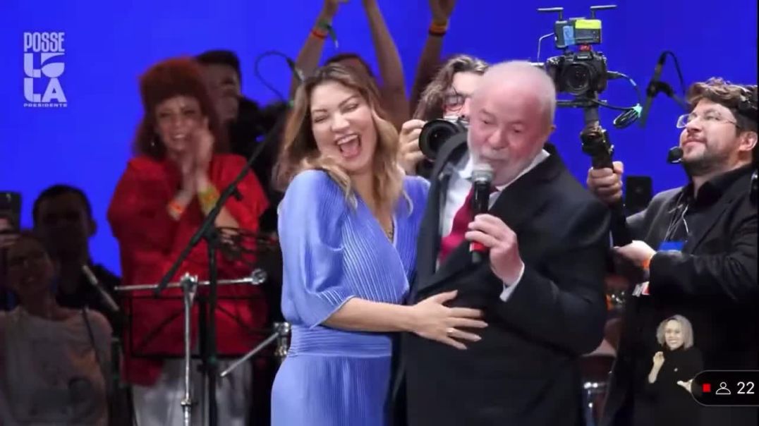 Lula imita Bolsonaro e dá beijo na esposa durante discurso