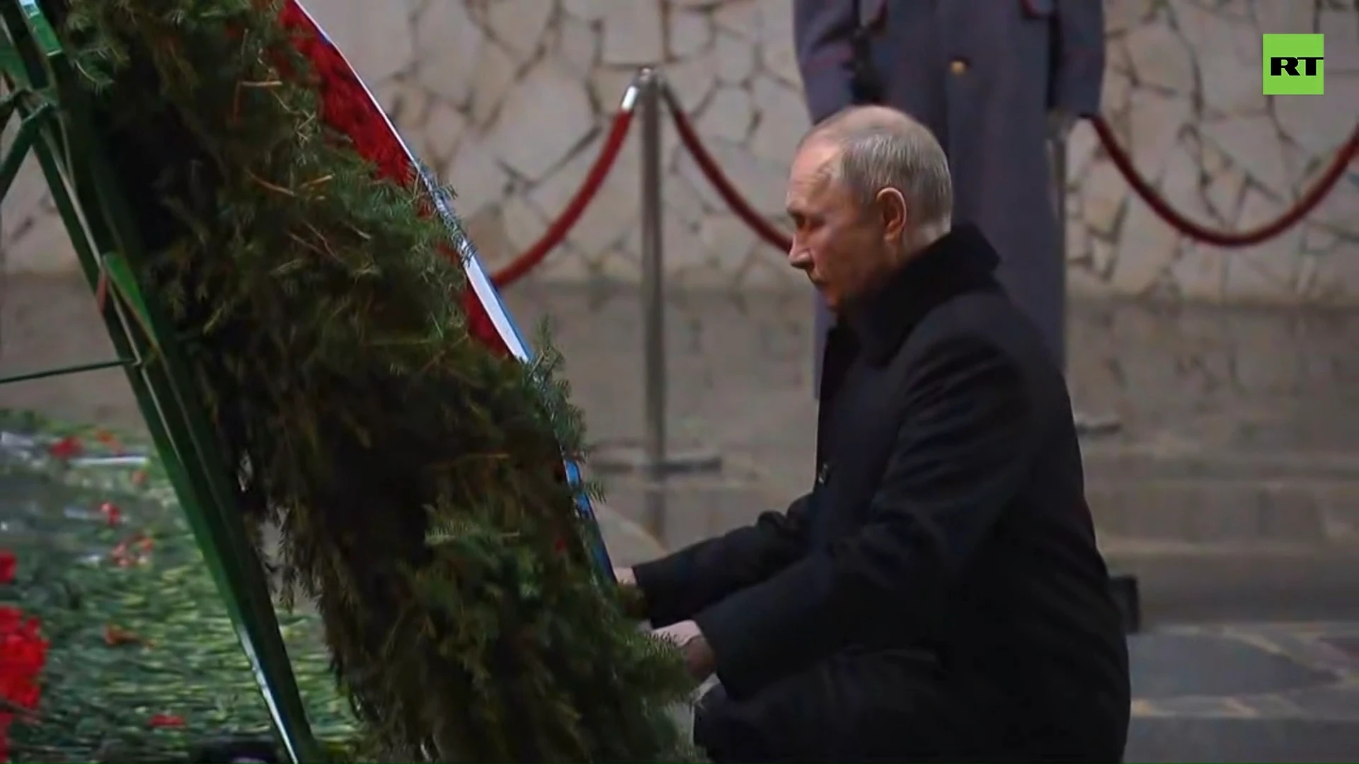 Putin lays wreath to honor Stalingrad defenders