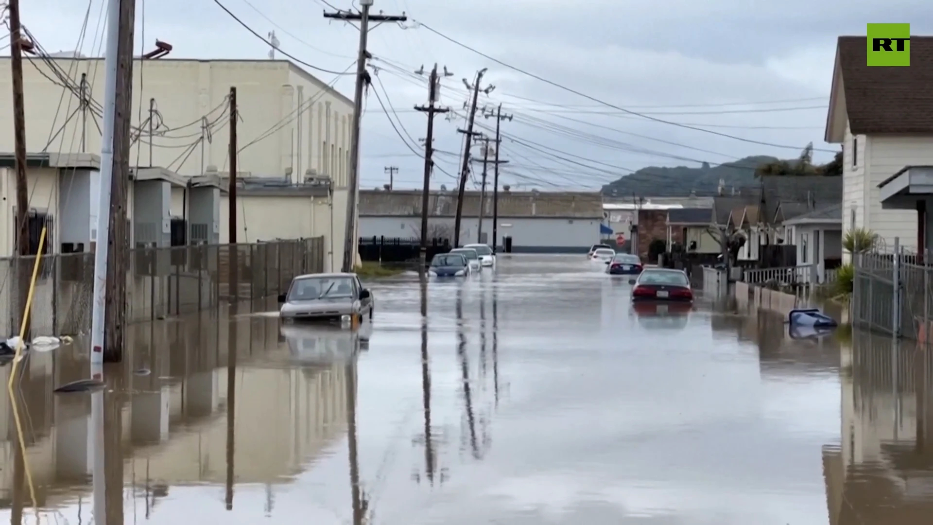 Hundreds forced to evacuate after river levee breach in California