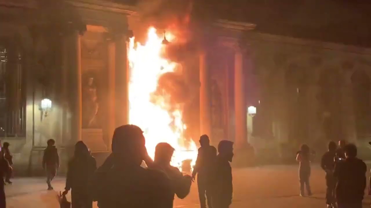 Bordaeux, France : Protestors burn down city hall as the Government tries to raise  retirement age