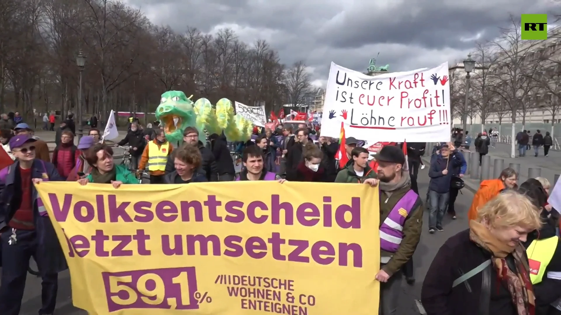 Thousands of German transport workers demand fair pay