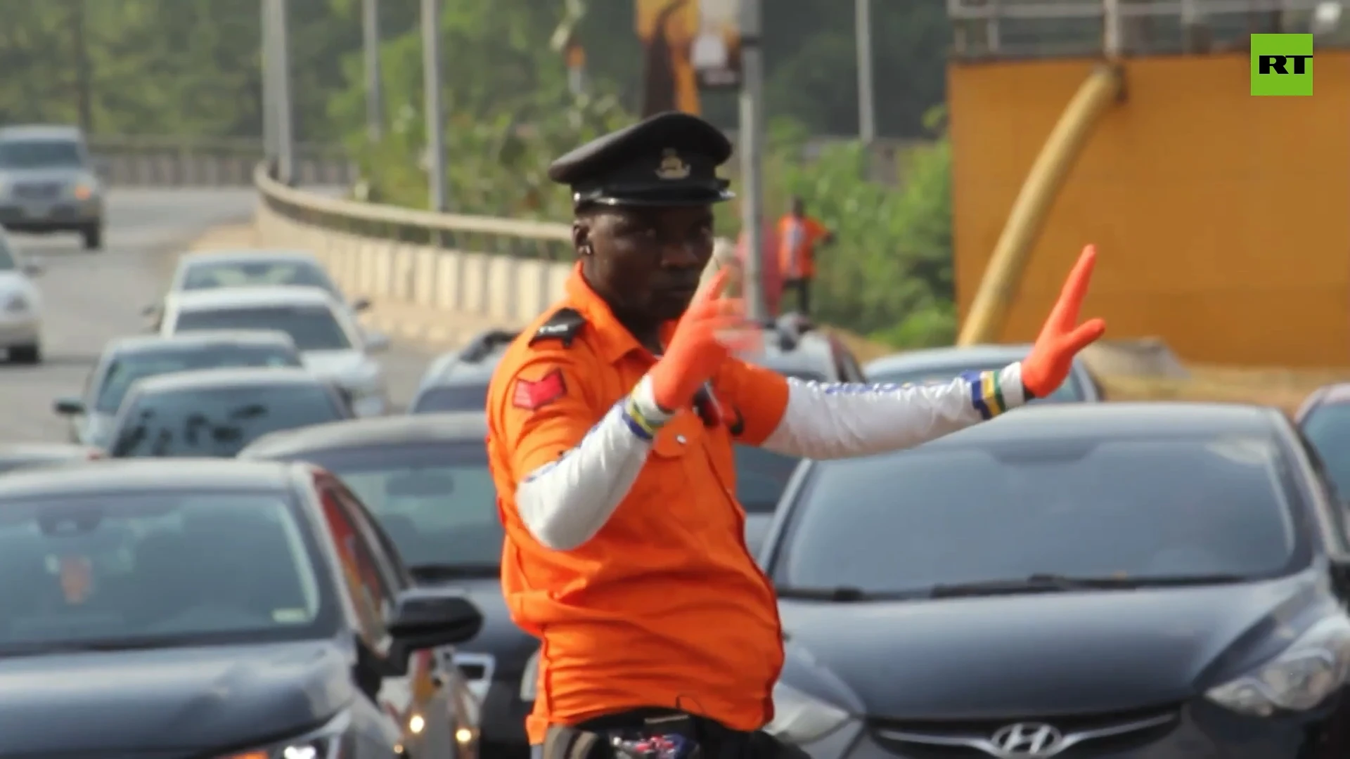 Nigerian traffic cop controls cars with dance