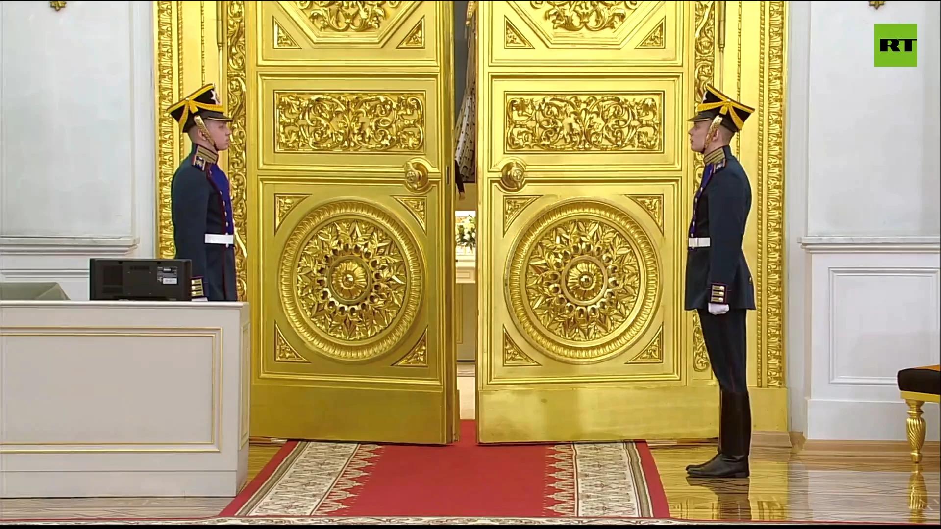 Putin receives Xi Jinping in Kremlin Palace