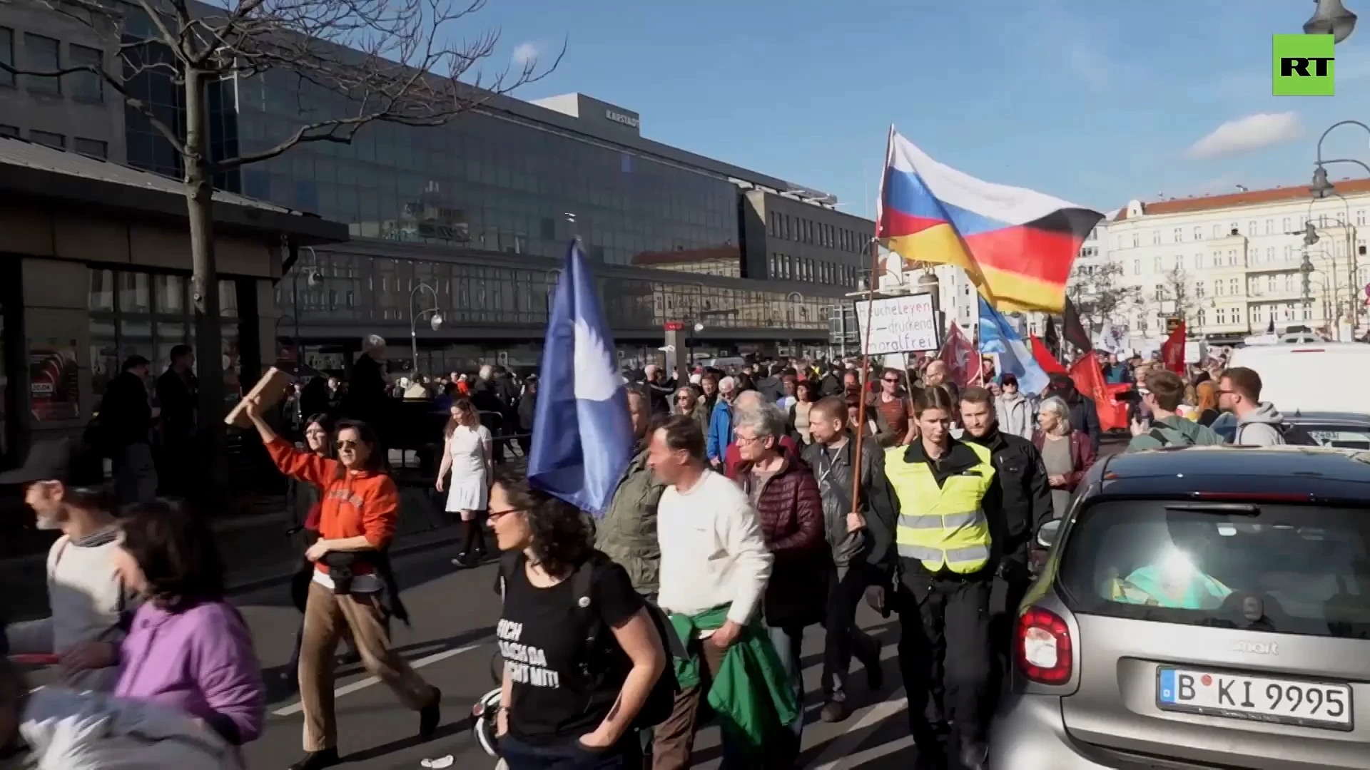 Hundreds march in Berlin against arms deliveries to Ukraine