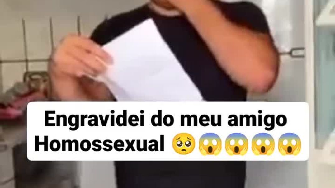 Ha é só o amigo gay dela, durmindo na mesma cama.