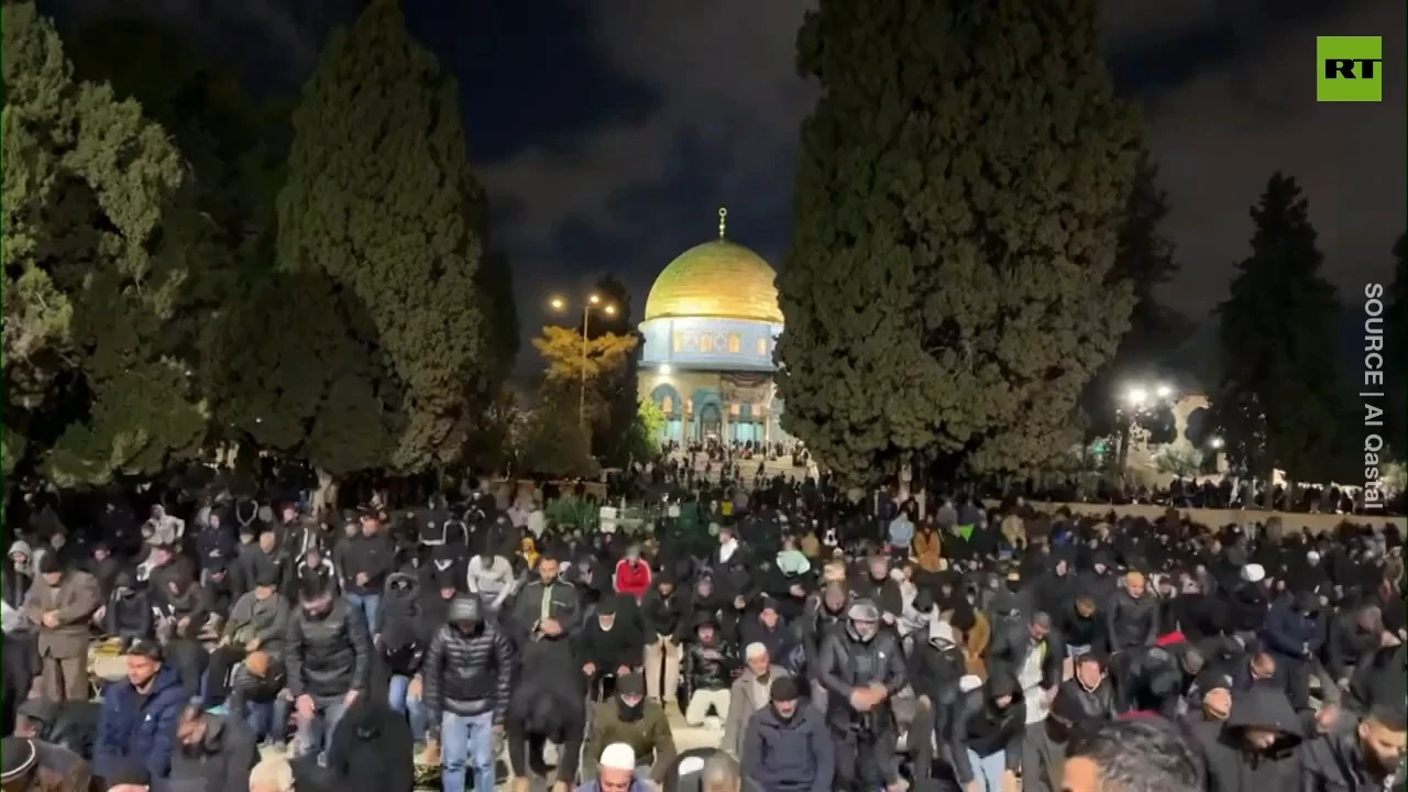 Thousands worship in East Jerusalem on second Friday of Ramadan