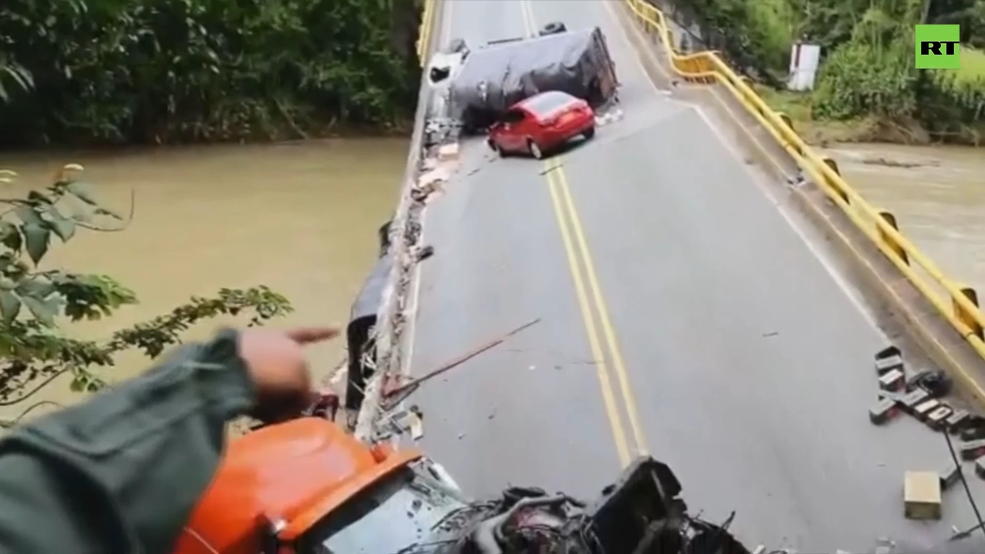 Motorway bridge collapses in Colombia