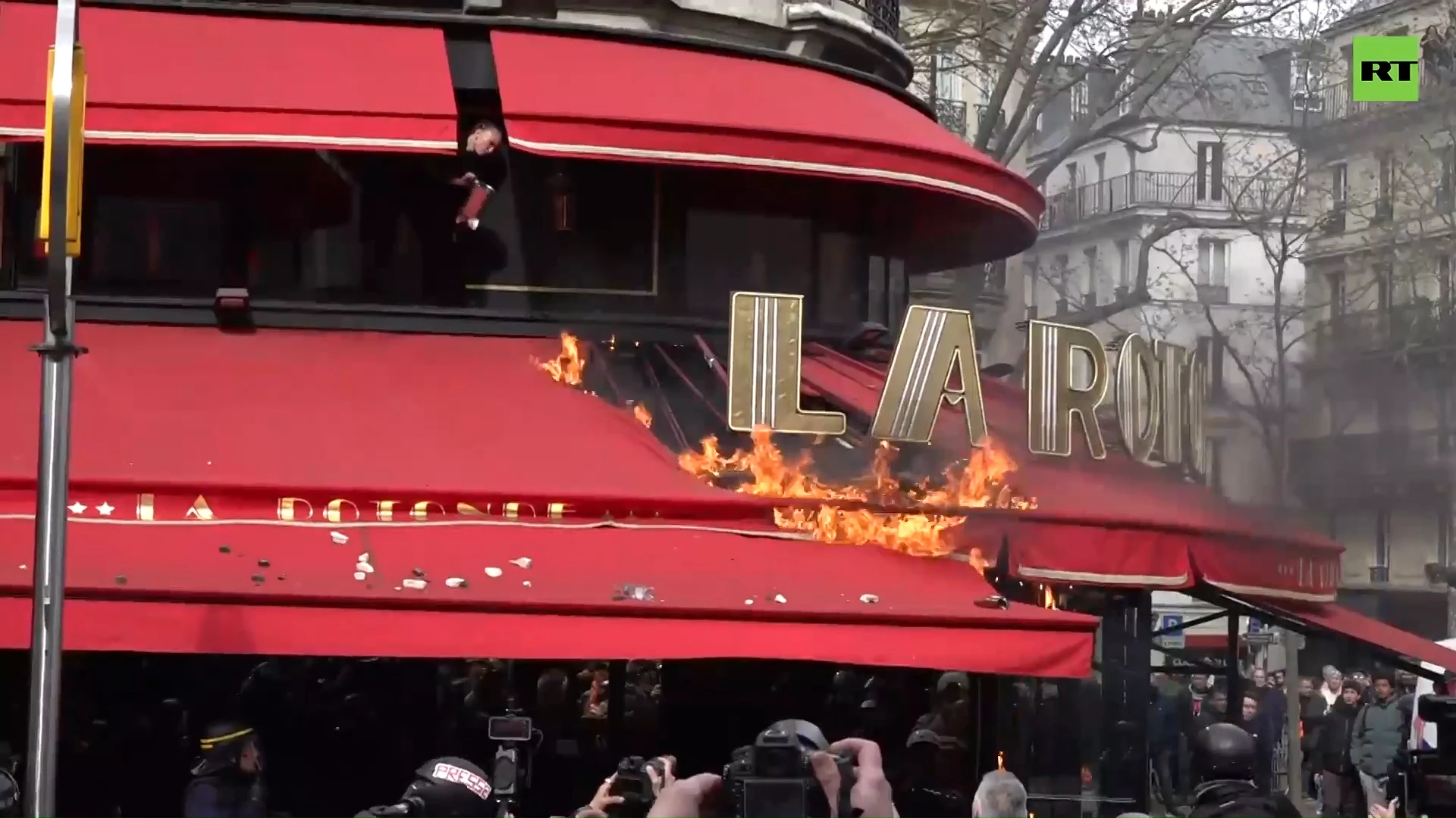 Restaurant favored by Macron set alight in Paris