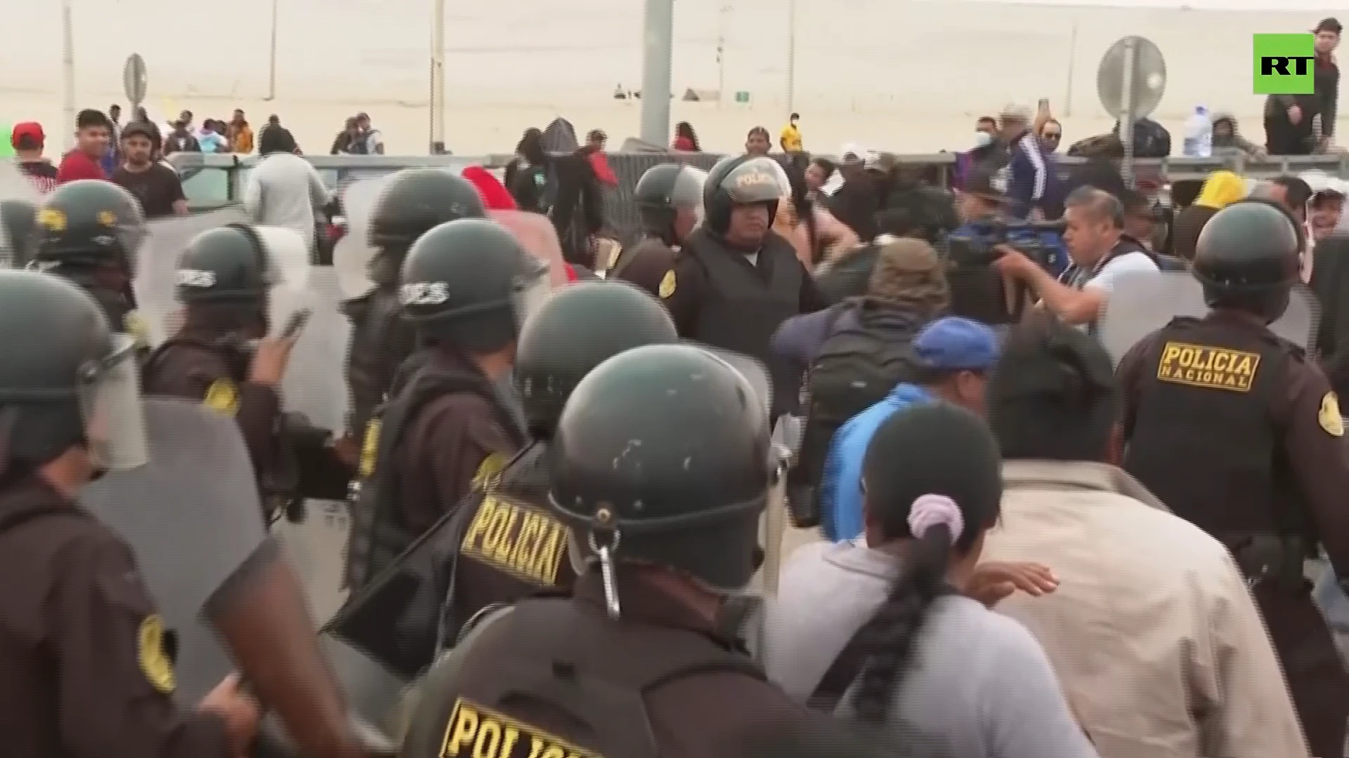 Migrants clash with police at Peru-Chile border