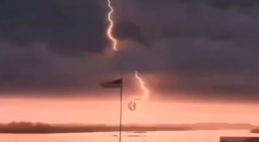 Lightning disrupts SpaceX’s launch of Falcon Heavy