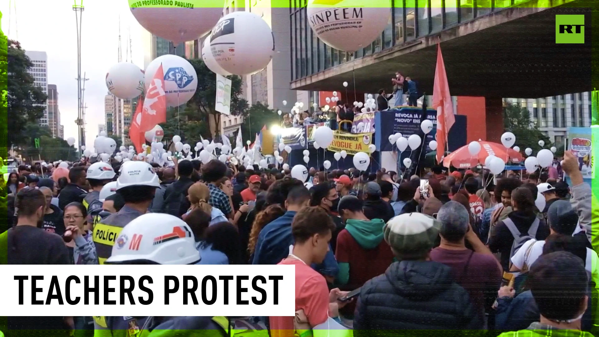 Teachers strike | Hundreds demand higher wages and better working conditions in Brazil