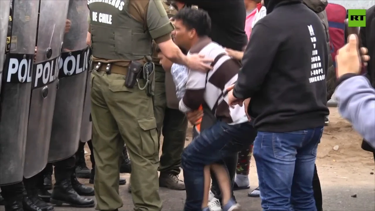 Migrants scuffle with police at Peru-Chile border